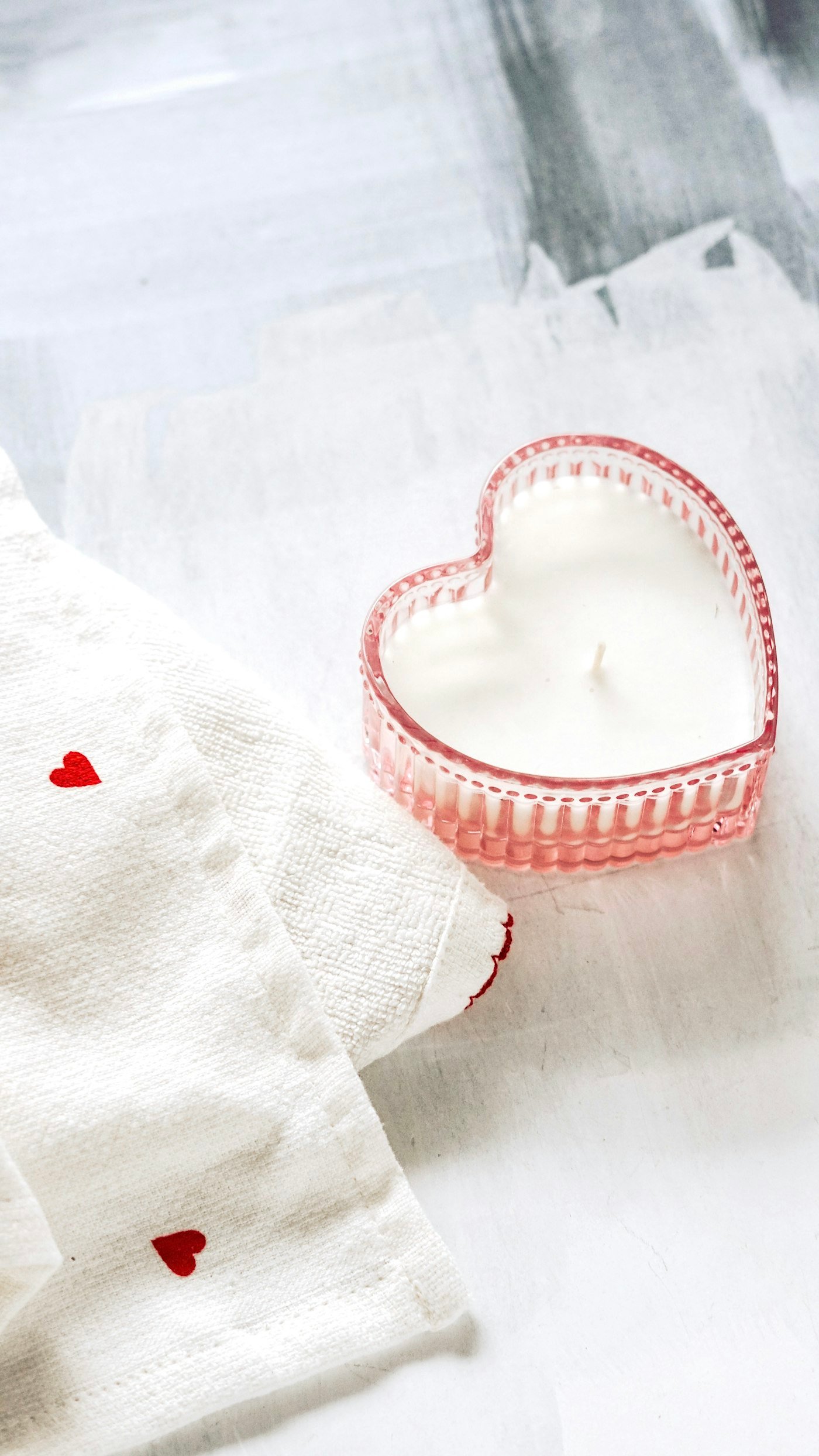 Bougie coulée dans un pot en verre rose en forme de cœur