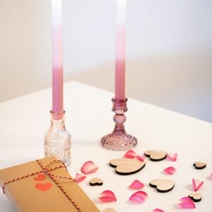Coffret cadeau en kraft avec deux bougies roses ombrées et des cœurs en bois