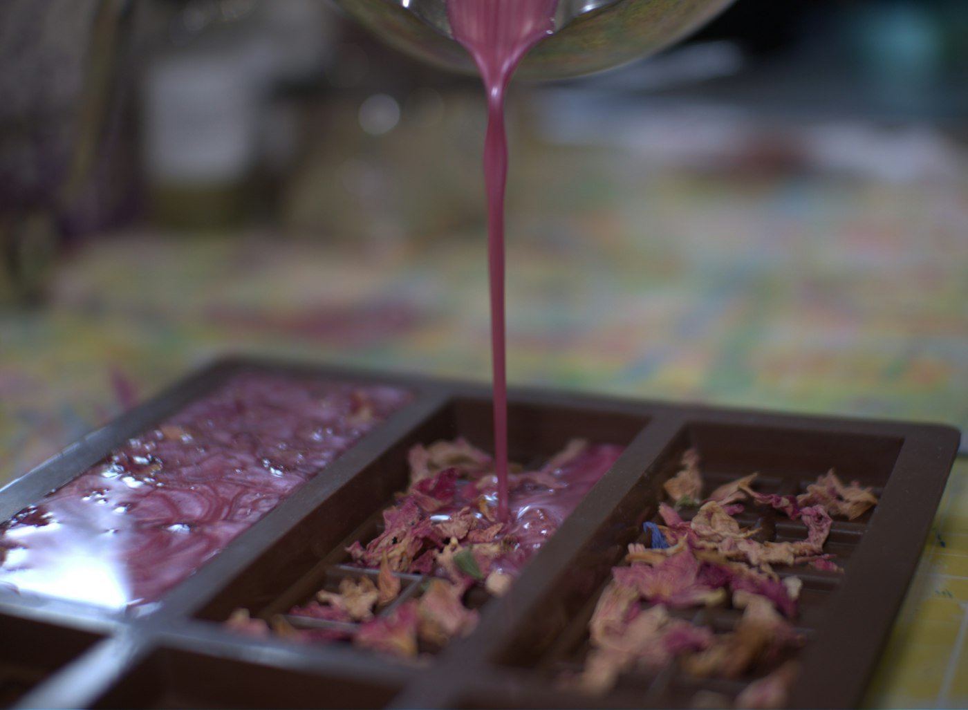 Cire rose coulée à la main dans un moule à fondants fleuri