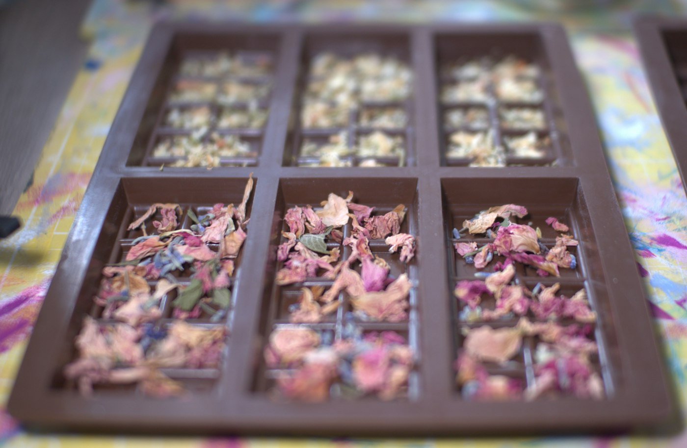 Tablettes de fondants parfumés parsemées de fleurs séchées