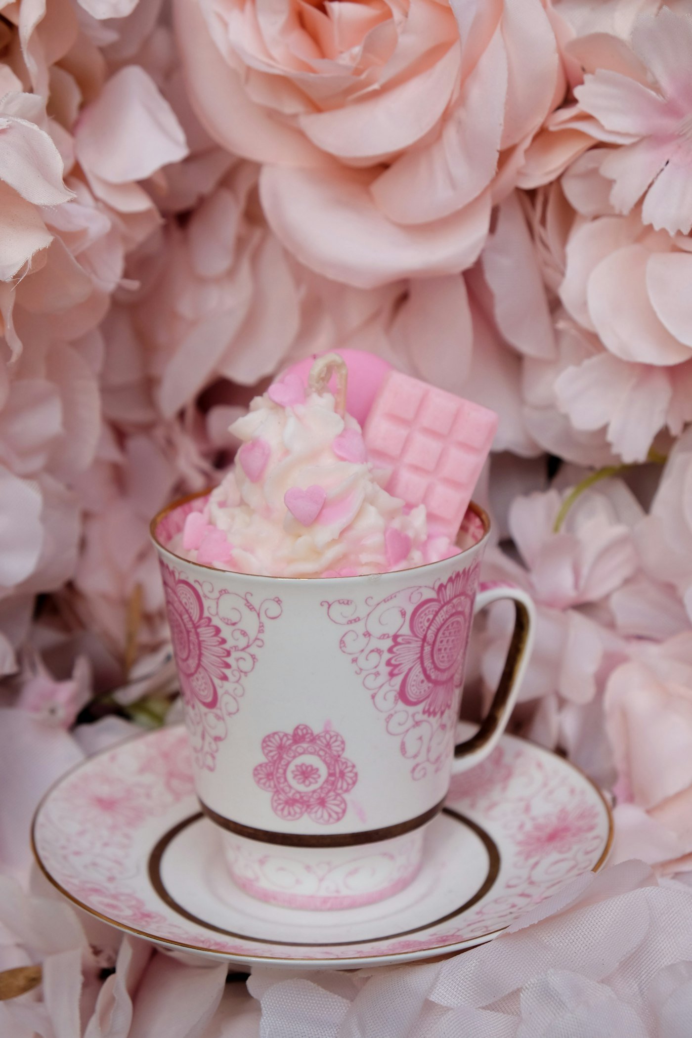 Bougie gourmande en tasse fleurie, chantilly de cire et carré de chocolat rose